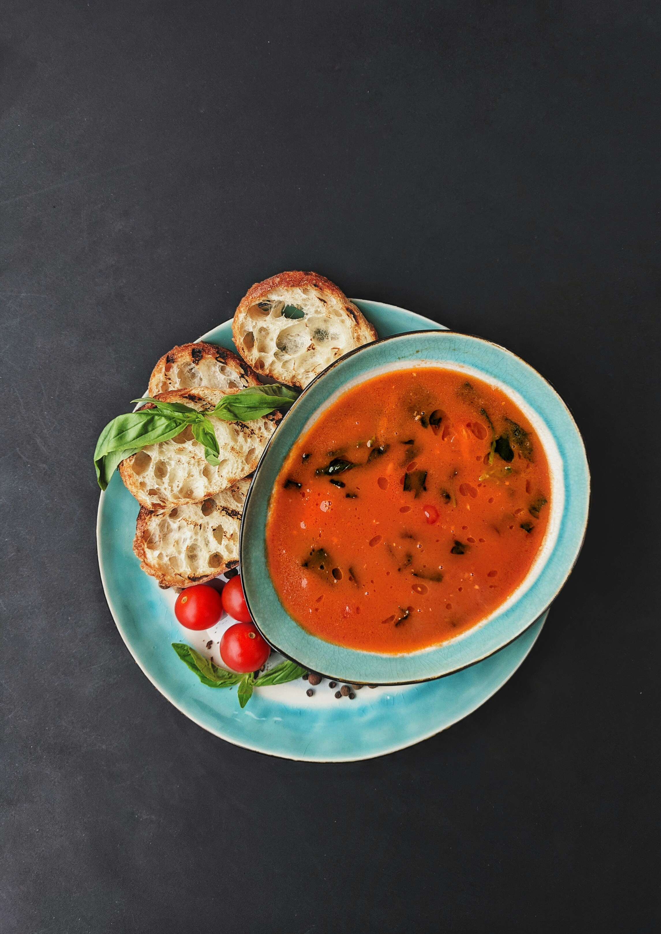 Tomatsoppa med basilika