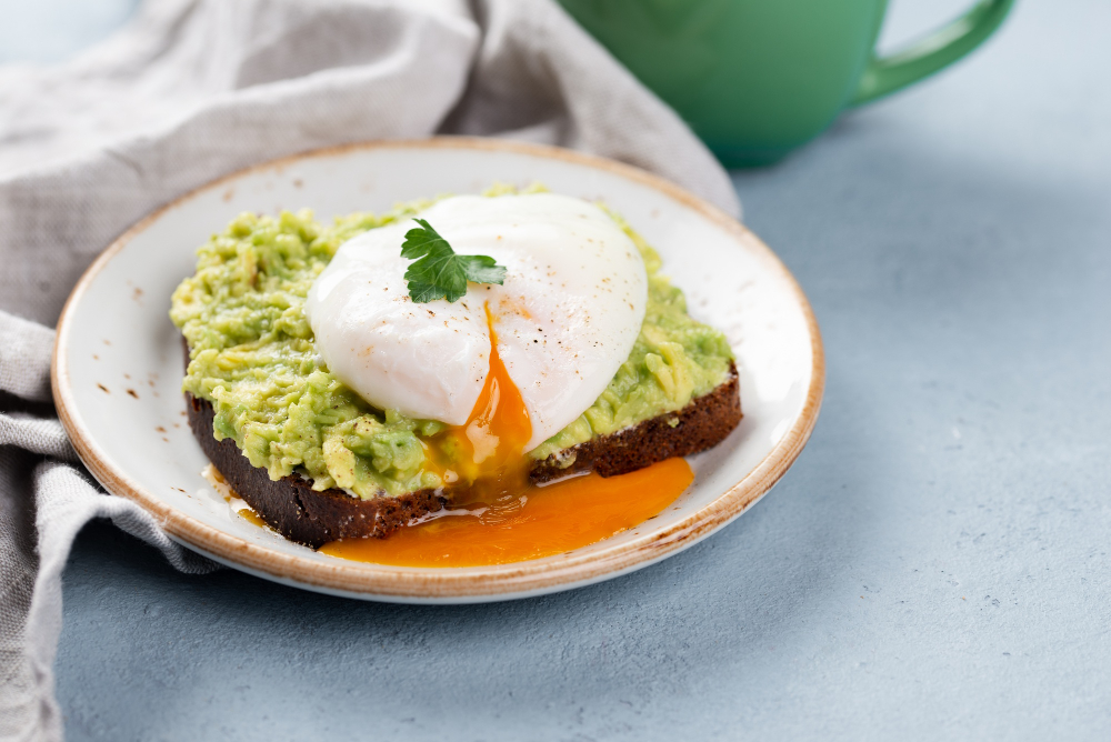 Toast med avokado och pocherat ägg